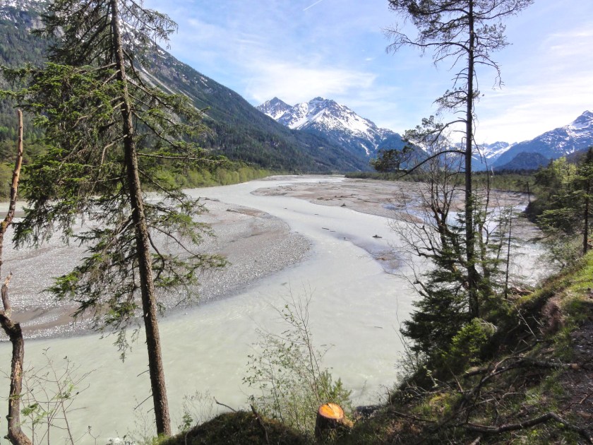 Eine natürliche Flussaue im alpinen Gebiet mit Kiesinseln